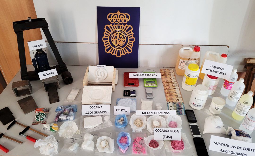 Droga y material para su fabricación y difusión incautado por la Policía Nacional Droga y material para su fabricación y difusión incautado por la Policía Nacional