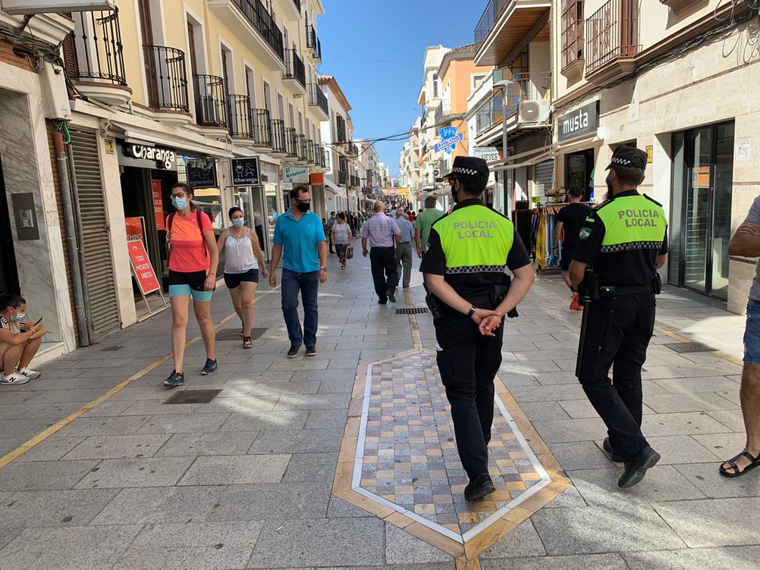 Varios agentes de la Policía Local controlan el cumplimiento de las normas sanitarias en la carrera Espinel Varios agentes de la Policía Local controlan el cumplimiento de las normas sanitarias en la carrera Espinel