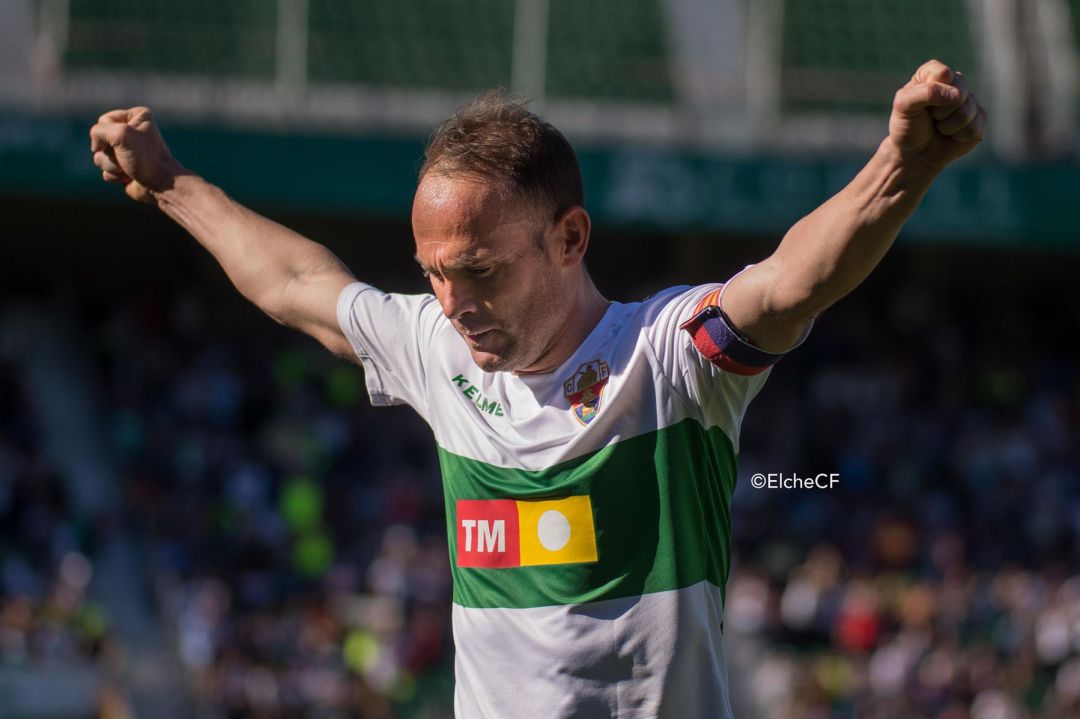 Nino celebra uno de sus goles con el Elche Nino celebra uno de sus goles con el Elche