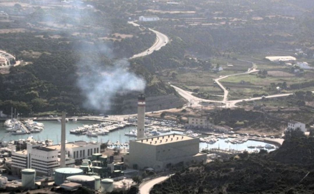 Els fums contaminants són arrossegats a la ciutat de Maó quan bufa el vent del nord. Els fums contaminants són arrossegats a la ciutat de Maó quan bufa el vent del nord.