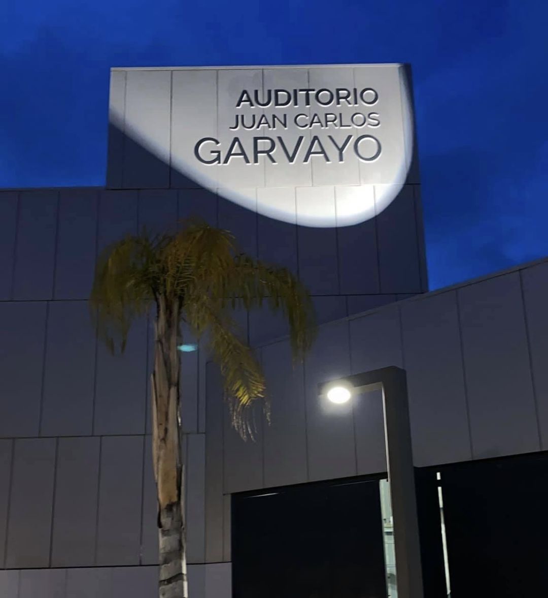 Fachada iluminada del centro de desarrollo turístico con el nombre del pianista motrileño Juan Carlos Garvayo Fachada iluminada del centro de desarrollo turístico con el nombre del pianista motrileño Juan Carlos Garvayo
