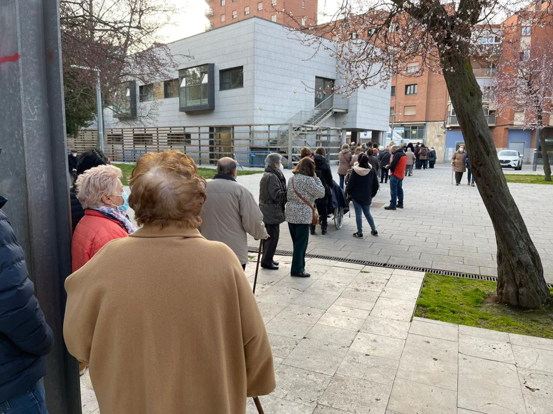 Imagen de los mayores de 90 años acudiendo a vacunarse la pasada semana Imagen de los mayores de 90 años acudiendo a vacunarse la pasada semana