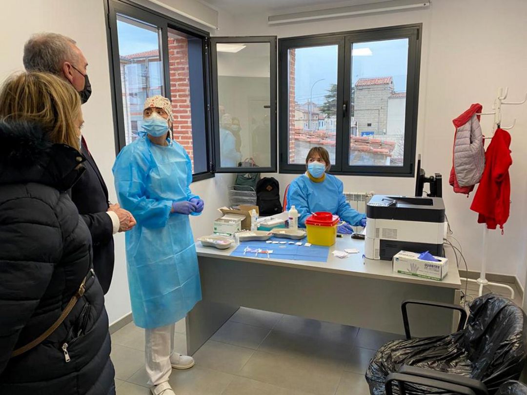 El delegado territorial, José Mazarías visita a los sanitarios que están poniendo las vacunas contra la Covid 19 en el Centro de Salud de Carbonero El delegado territorial, José Mazarías visita a los sanitarios que están poniendo las vacunas contra la Covid 19 en el Centro de Salud de Carbonero