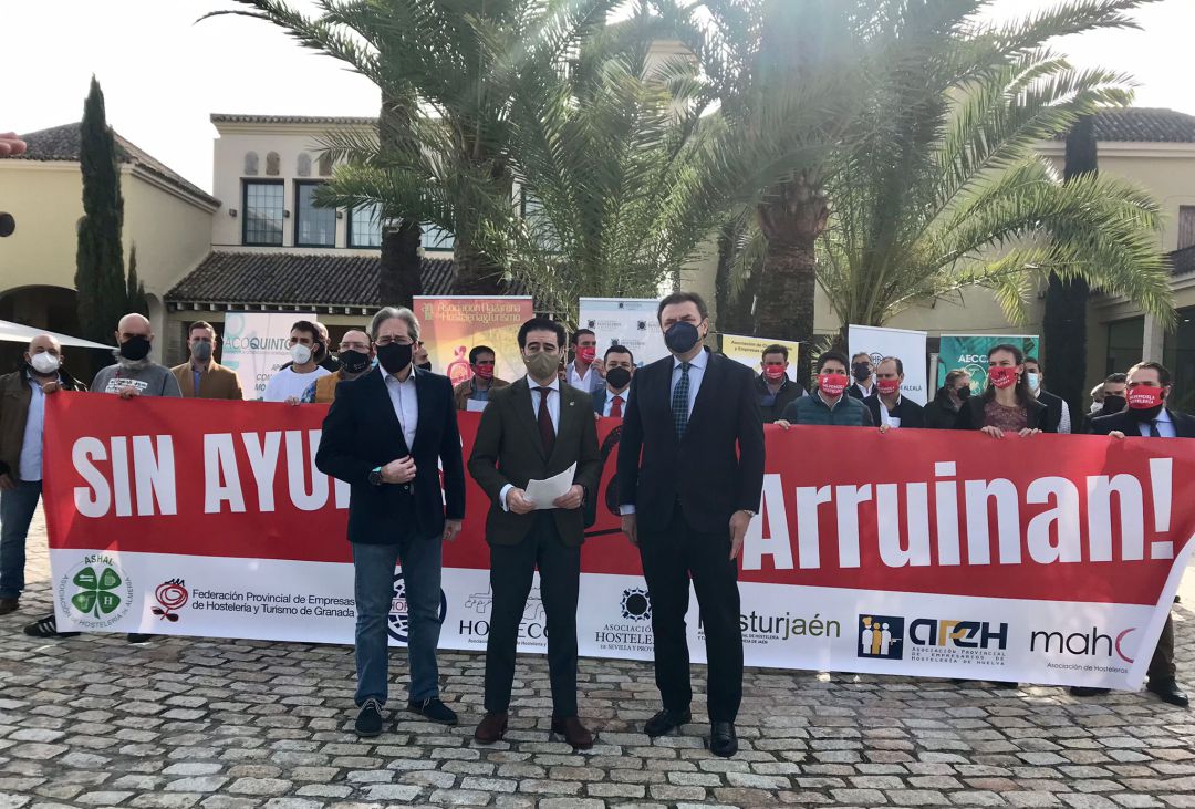 Hosteleros y sus representantes en la presentación de la manifestación convocada para el 15 de marzo Hosteleros y sus representantes en la presentación de la manifestación convocada para el 15 de marzo