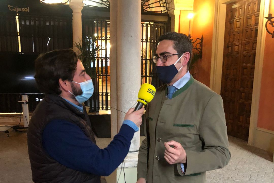 El artista Chema Rodríguez, a la derecha de la imagen, atiende al micrófono de José Manuel Pena en la sede de la Fundación Cajasol El artista Chema Rodríguez, a la derecha de la imagen, atiende al micrófono de José Manuel Pena en la sede de la Fundación Cajasol
