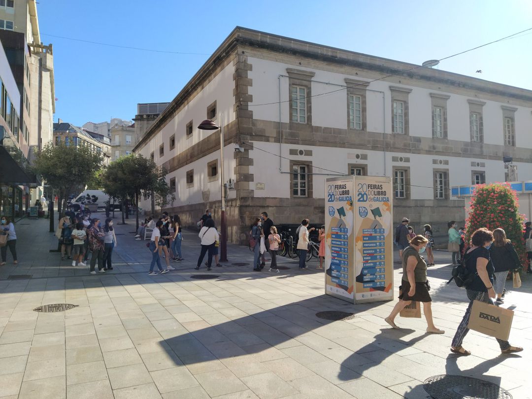 Gente haciendo cola para la firma de Ledicia Costas en la Feira do Libro 2020 Gente haciendo cola para la firma de Ledicia Costas en la Feira do Libro 2020