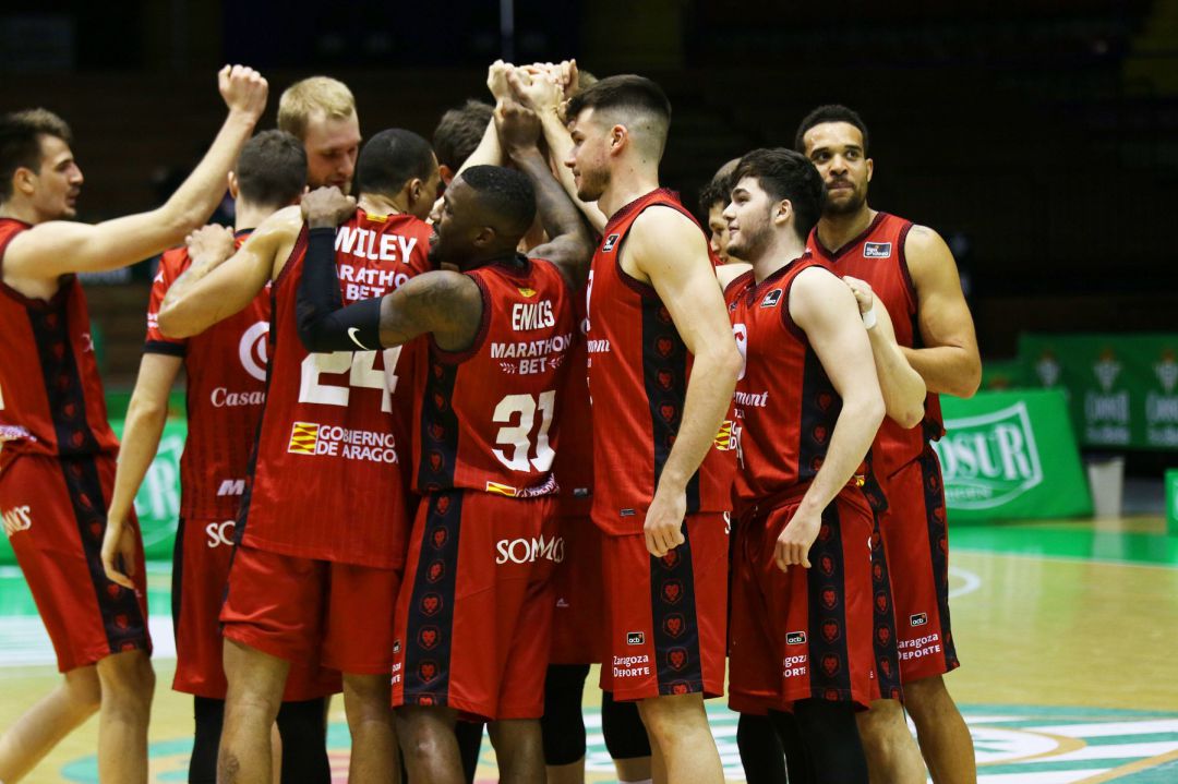 Los jugadores de Casademont Zaragoza celebran la última victoria contra el Betis Los jugadores de Casademont Zaragoza celebran la última victoria contra el Betis