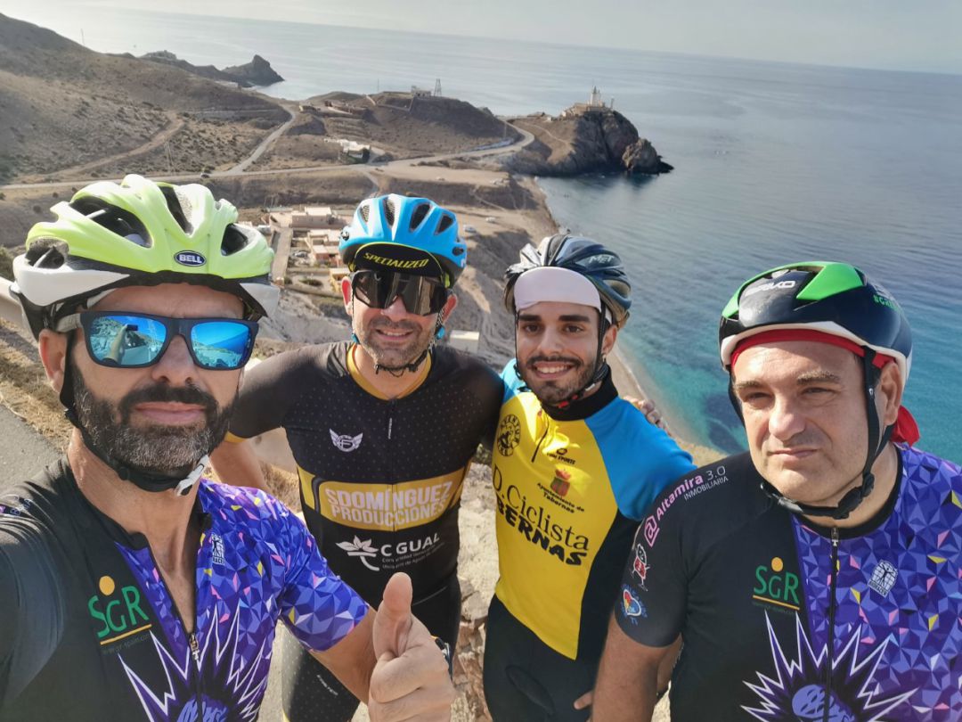 Los ciclistas se preparan para correr junto al mar. Los ciclistas se preparan para correr junto al mar.