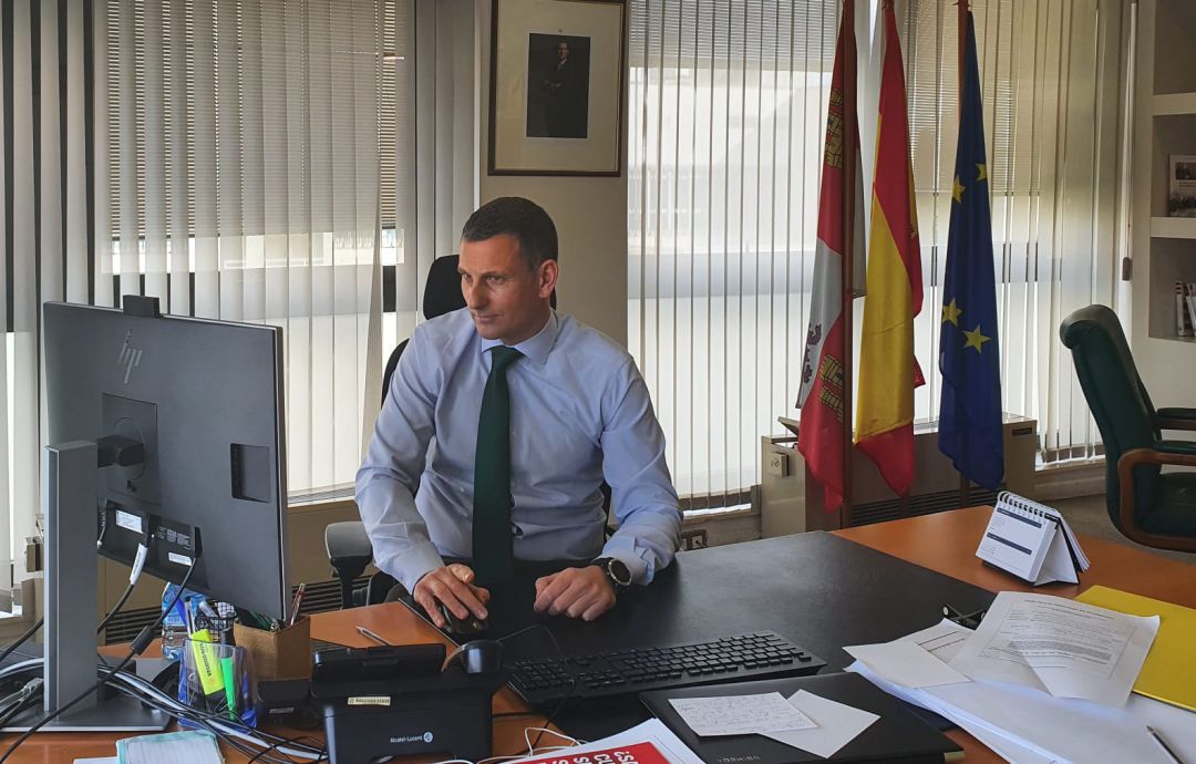 El viceconsejero de Empleo en su despacho El viceconsejero de Empleo en su despacho