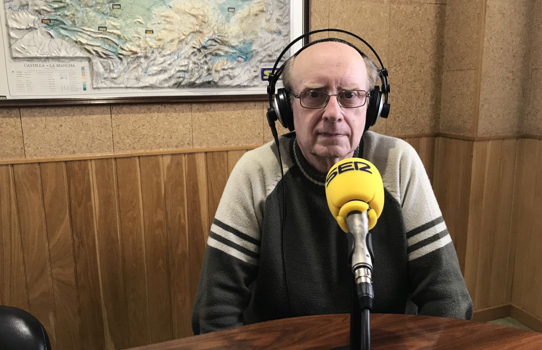 Luis Segarra en los estudios de SER Cuenca. Luis Segarra en los estudios de SER Cuenca.