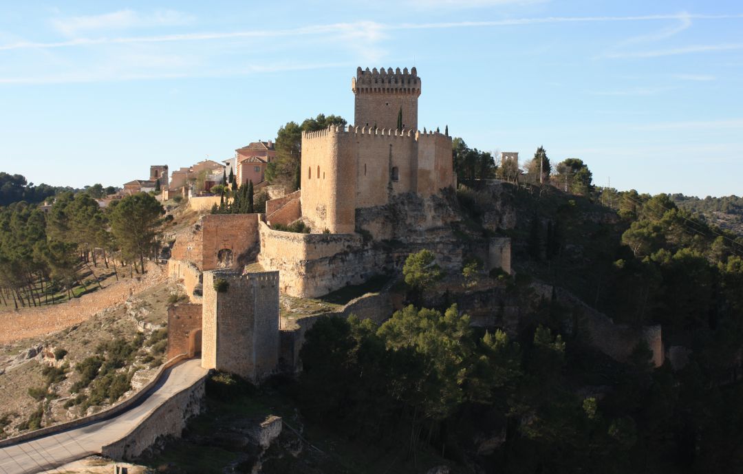 Alarcón, con el castillo, hoy Parador de Turismo, en primer plano. Alarcón, con el castillo, hoy Parador de Turismo, en primer plano.