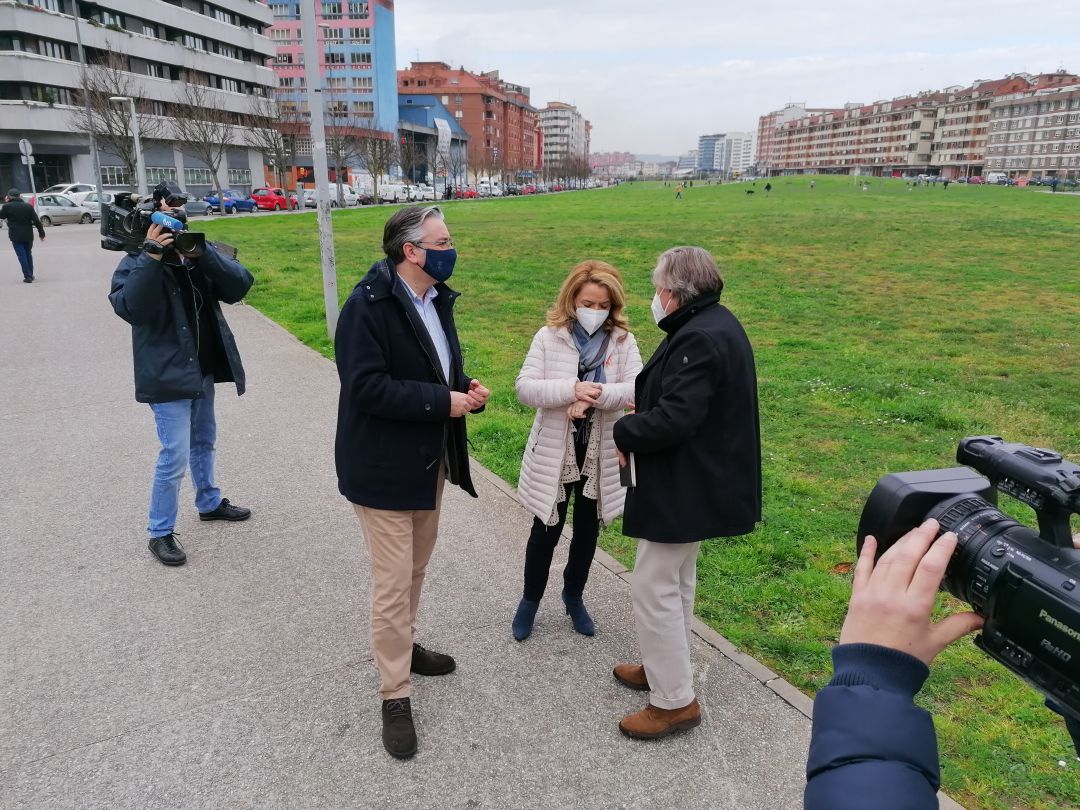 Pablo González, Teresa Mallada y Alberto López-Asenjo, este martes, junto al solarón de las vías. Pablo González, Teresa Mallada y Alberto López-Asenjo, este martes, junto al solarón de las vías.