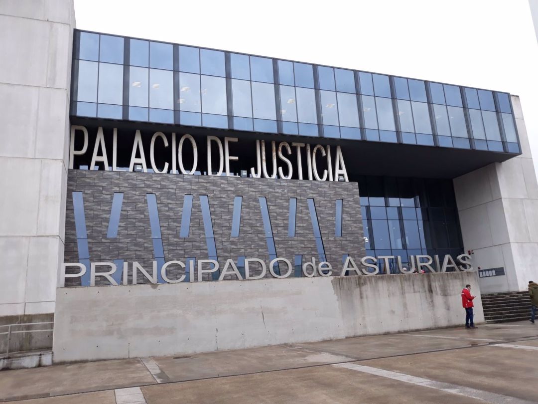 Los hechos se remontan a 2019, cuando el acusado se enfrentó a cuatro agentes. Los hechos se remontan a 2019, cuando el acusado se enfrentó a cuatro agentes.