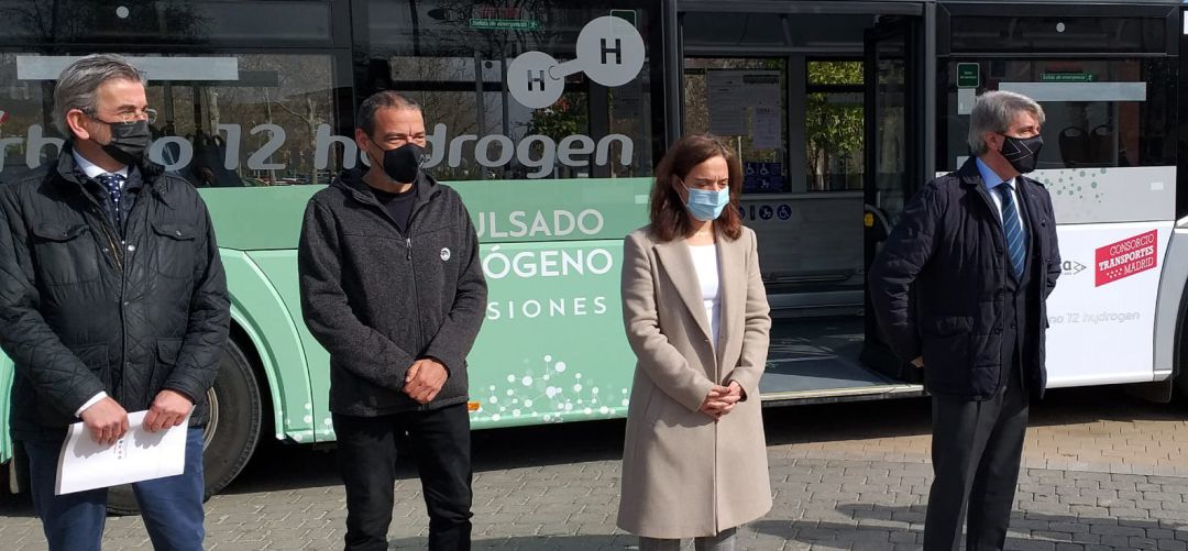 Ángel Garrido y Sara Hernández durante la presentación del autobus de hidrógeno que empezará a funcionar en Getafe de forma temporal. Ángel Garrido y Sara Hernández durante la presentación del autobus de hidrógeno que empezará a funcionar en Getafe de forma temporal.