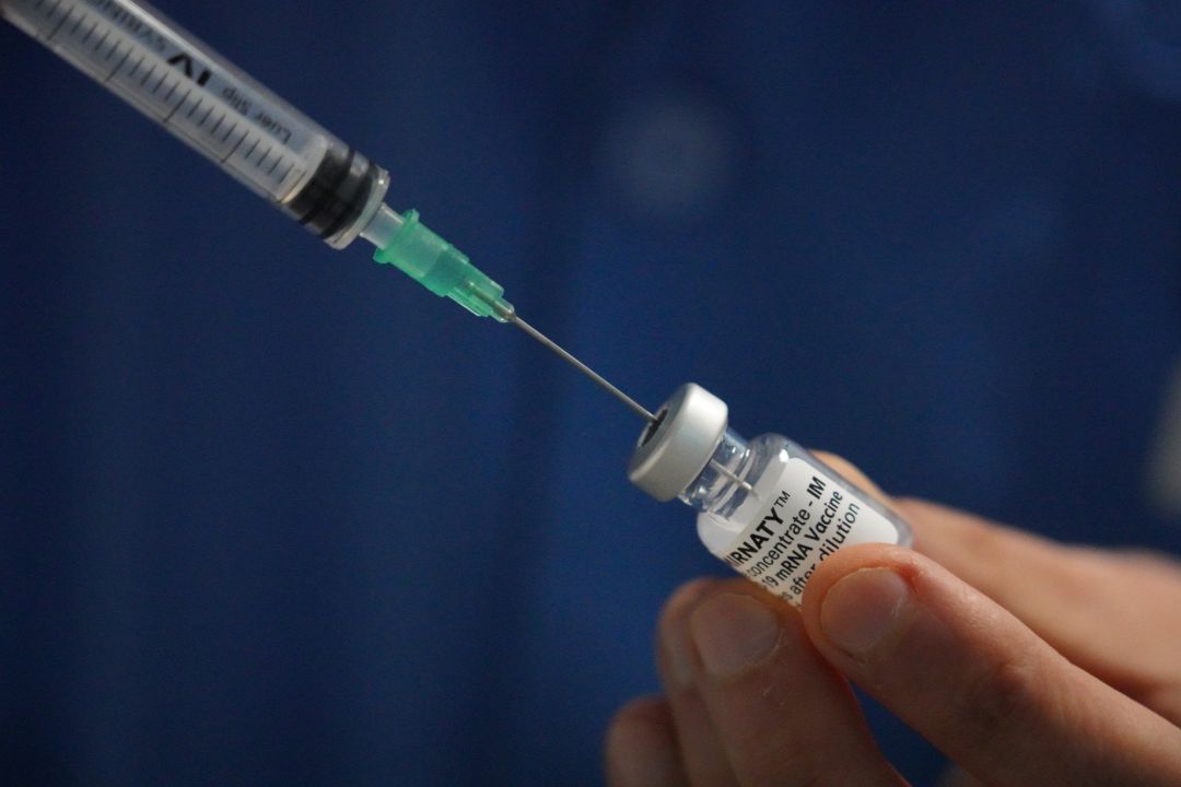 Un sanitario inyecta la dosis de la vacuna contra el Covid-19 Un sanitario inyecta la dosis de la vacuna contra el Covid-19