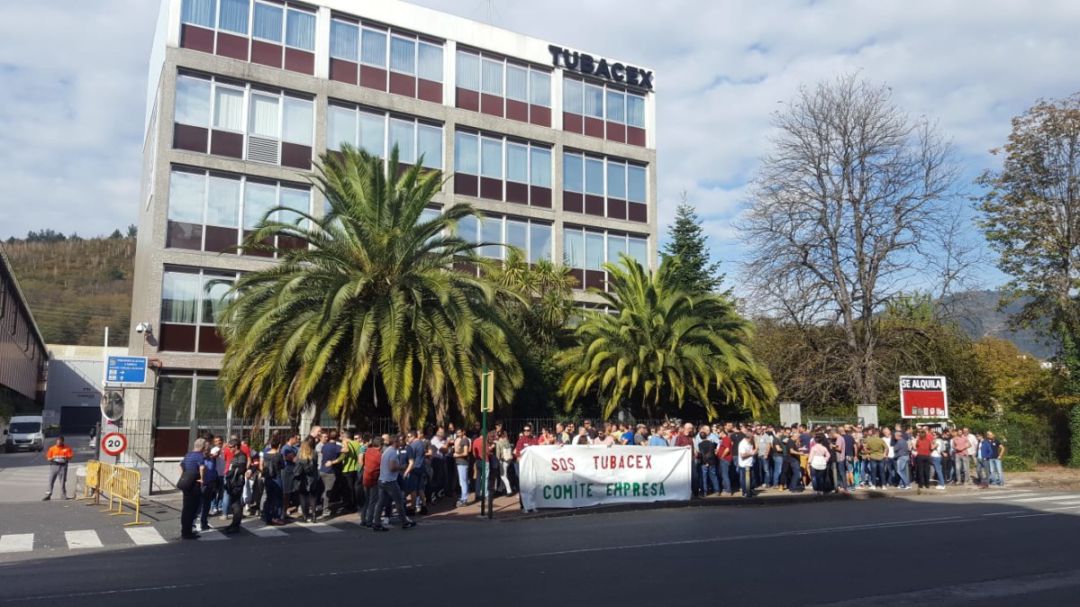 Trabajadores de Tubacex, concentrados frente a la factoría de Llodio Trabajadores de Tubacex, concentrados frente a la factoría de Llodio