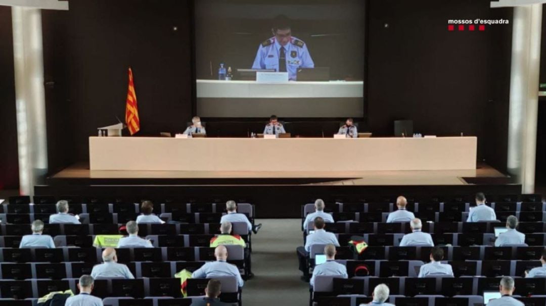 El mayor Trapero durante el encuentro con los mandos de los Mossos d'Esquadra El mayor Trapero durante el encuentro con los mandos de los Mossos d'Esquadra