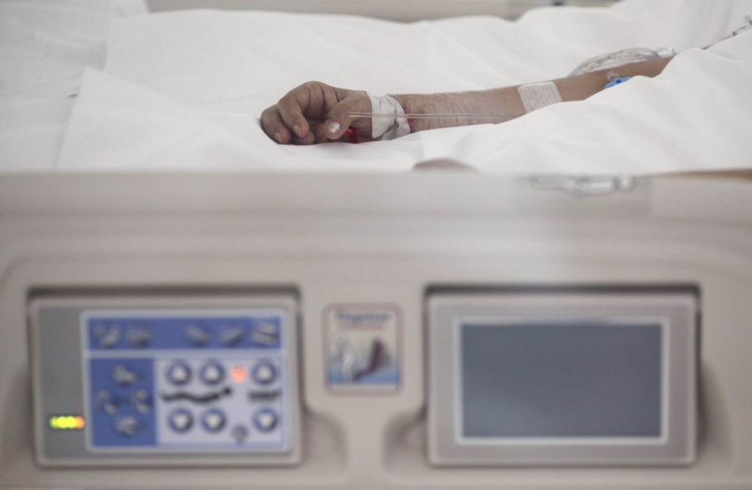 Mano de un enfermo con vía subcutánea en una cama de la UCI del Hospital de Emergencias Isabel Zendal (Madrid) Mano de un enfermo con vía subcutánea en una cama de la UCI del Hospital de Emergencias Isabel Zendal (Madrid)