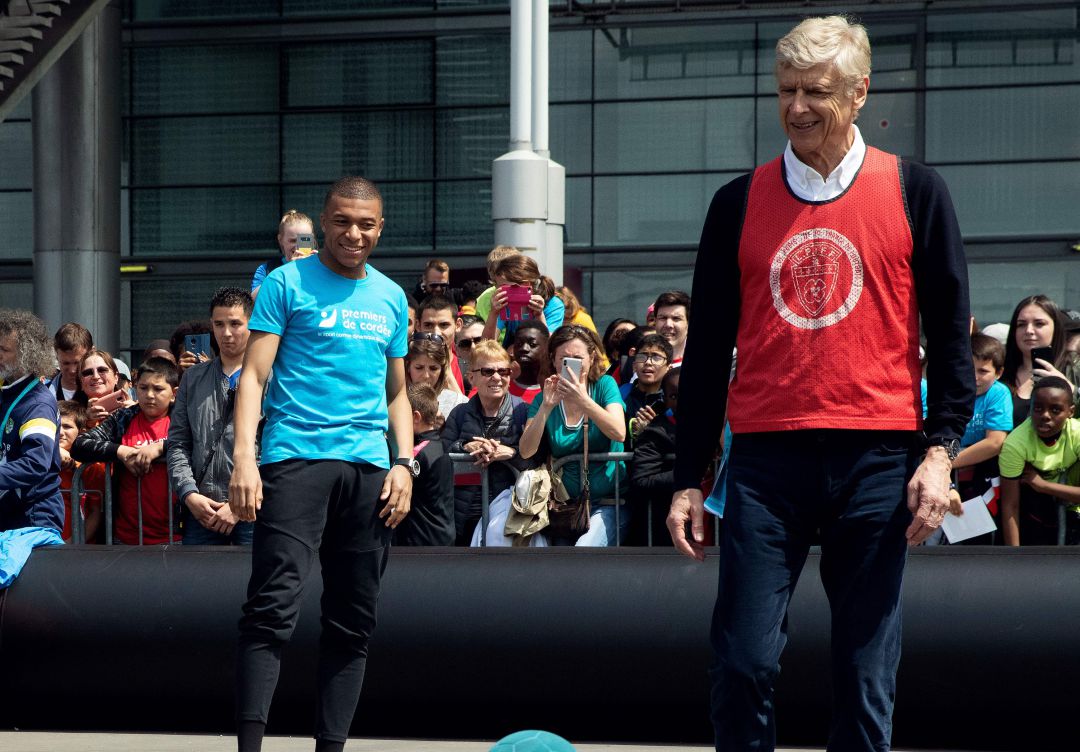 Mbappé y Wenger, en un acto solidario, en 2019 Mbappé y Wenger, en un acto solidario, en 2019