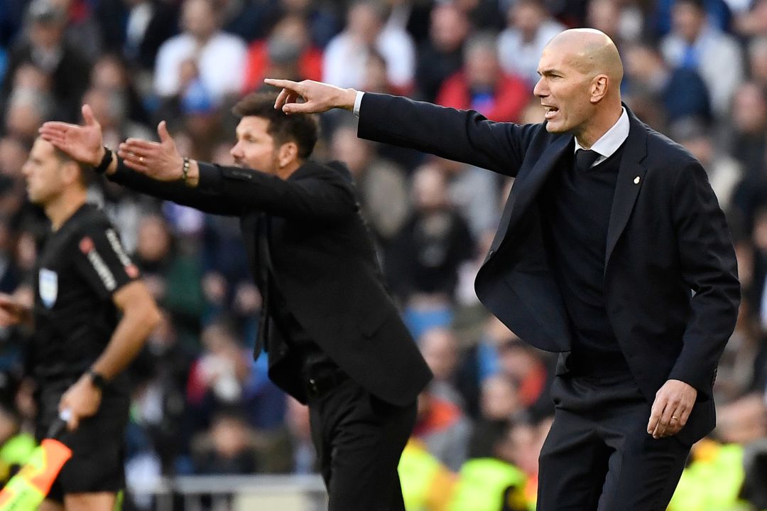 Simeone y Zidane, en un derbi madrileño en el Santiaigo Bernabéu Simeone y Zidane, en un derbi madrileño en el Santiaigo Bernabéu