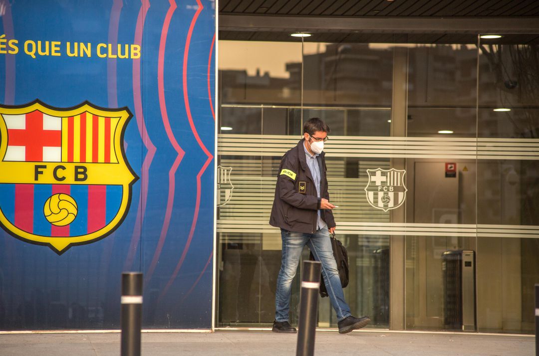 Un policía sale de las oficinas del Barcelona el pasado lunes, en el registro de las dependencias Un policía sale de las oficinas del Barcelona el pasado lunes, en el registro de las dependencias