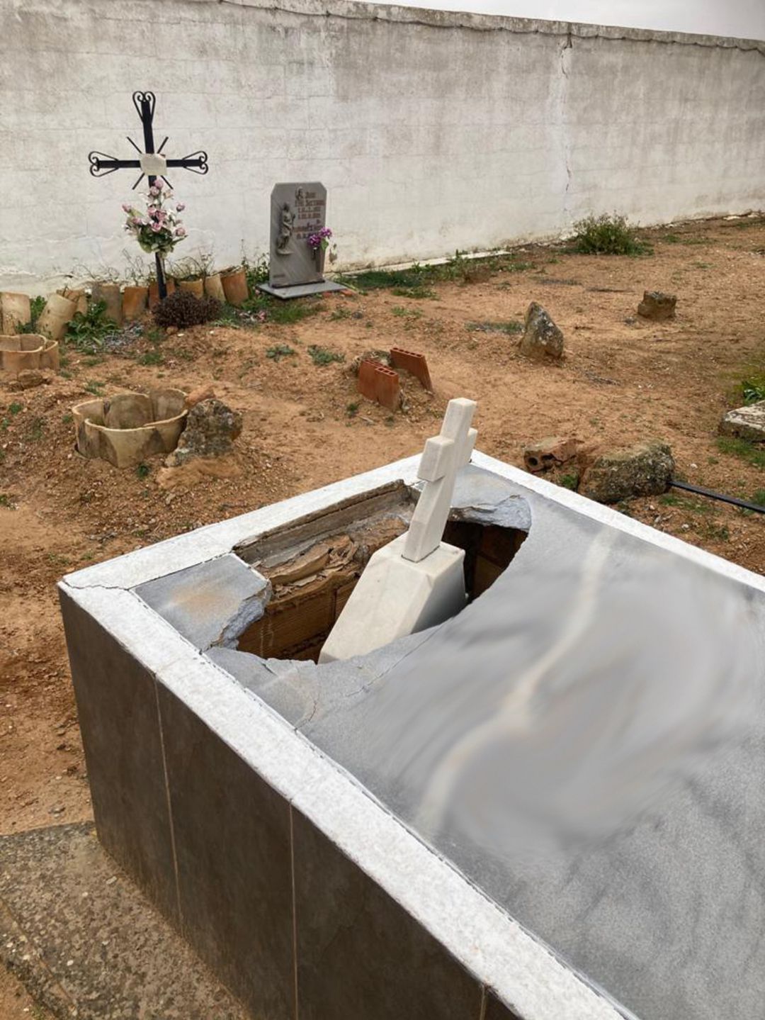 Actos vandálicos en el cementerio de la localidad Actos vandálicos en el cementerio de la localidad