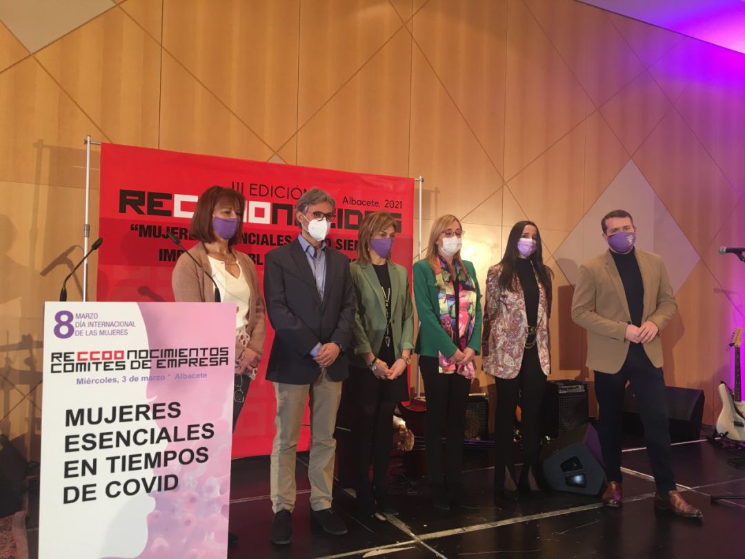 Gloria Lozoya, Pedro Antonio González, Carmen Juste, Lola Serrano, Rosario Martínez y Manuel Martínez en el acto de 'Mujeres esenciales en tiempos de COVID', organizado por CCOO en el Hotel Beatriz de Albacete. Gloria Lozoya, Pedro Antonio González, Carmen Juste, Lola Serrano, Rosario Martínez y Manuel Martínez en el acto de 'Mujeres esenciales en tiempos de COVID', organizado por CCOO en el Hotel Beatriz de Albacete.