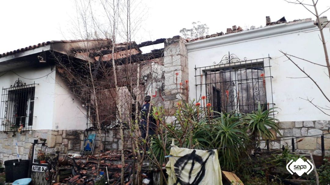 La vivienda es de planta baja y resultó totalmente destruida La vivienda es de planta baja y resultó totalmente destruida