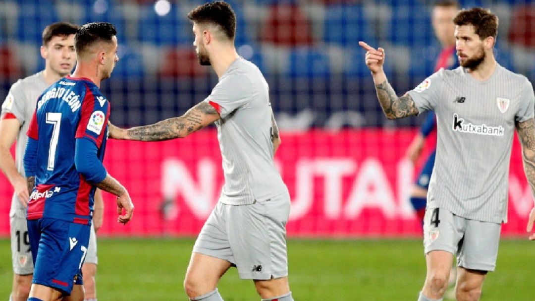 Iñigo Martínez, en un lance del partido ante el Levante donde fue expulsado Iñigo Martínez, en un lance del partido ante el Levante donde fue expulsado