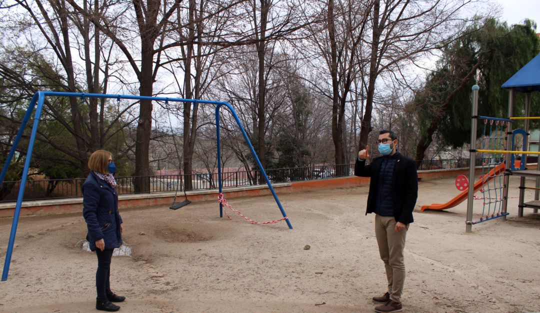 El alcalde de L'Alcora, Samuel Falomir, y la concejala de Parques y Jardines, Mª Ángeles Ibáñez, en el parque Jardins de la Vila El alcalde de L'Alcora, Samuel Falomir, y la concejala de Parques y Jardines, Mª Ángeles Ibáñez, en el parque Jardins de la Vila