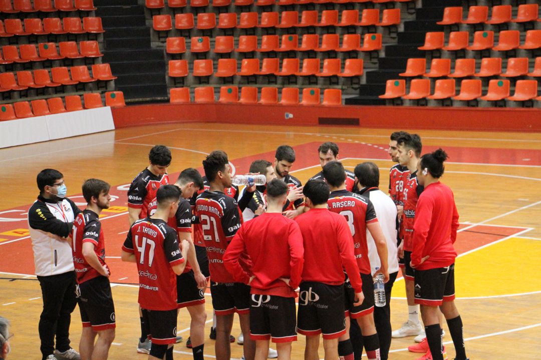 Nacho González dando instrucciones a sus jugadores Nacho González dando instrucciones a sus jugadores