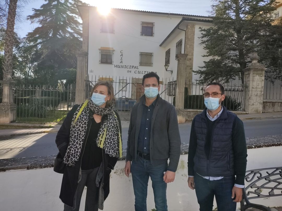 Los socialistas Isabel Aguilera, Rafael Márquez y José Carlos Tirado a las puertas de la Casa de la Cultura Los socialistas Isabel Aguilera, Rafael Márquez y José Carlos Tirado a las puertas de la Casa de la Cultura