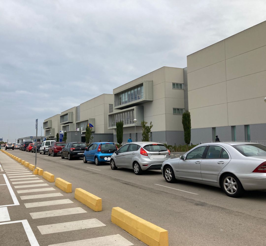 Colas de coches para las pruebas PCR en el hopsital de Gandia Colas de coches para las pruebas PCR en el hopsital de Gandia