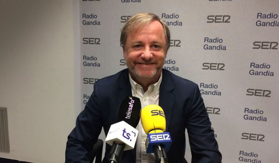 Juan Carlos Moragues en los estudios de Radio Gandia SER Juan Carlos Moragues en los estudios de Radio Gandia SER