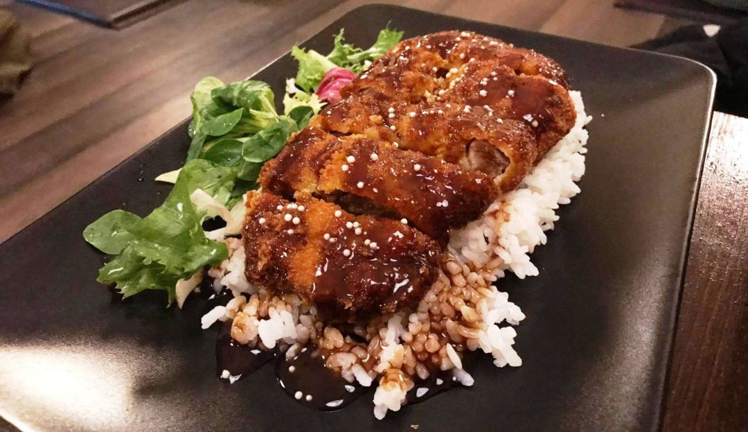 Katsudon, chuleta tonkatsu empanada Katsudon, chuleta tonkatsu empanada