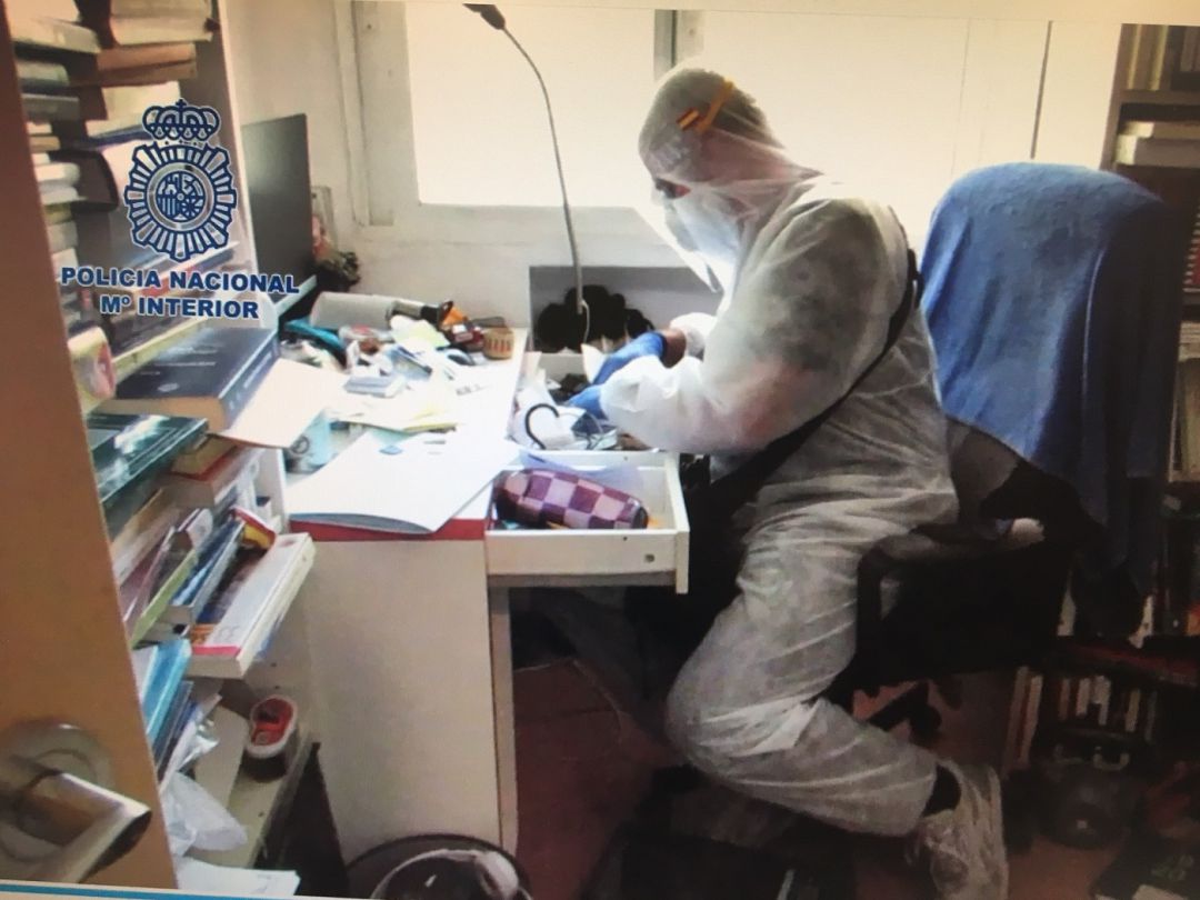 Un agente registra el domicilio del detenido Un agente registra el domicilio del detenido