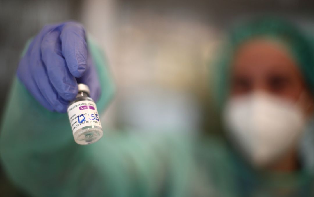 Un profesional sanitario sostiene un vial de la vacuna de AstraZeneca contra la COVID-19, en la sede del Colegio Oficial de Farmacéuticos de Madrid. Un profesional sanitario sostiene un vial de la vacuna de AstraZeneca contra la COVID-19, en la sede del Colegio Oficial de Farmacéuticos de Madrid.