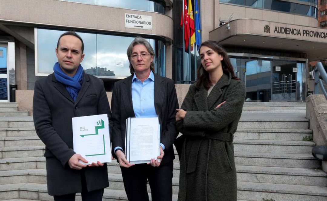 Los concejales Marta Higueras y José Manuel Calvo junto a Rita Maestre frente a la Audiencia Nacioonal Los concejales Marta Higueras y José Manuel Calvo junto a Rita Maestre frente a la Audiencia Nacioonal