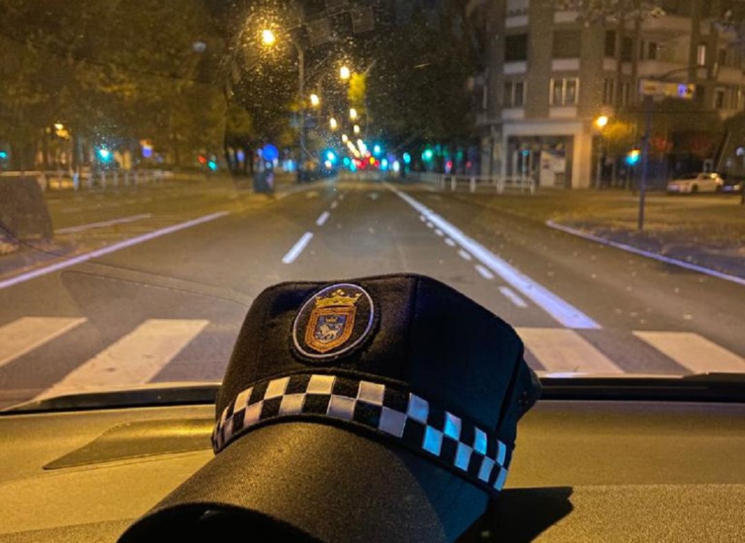 Policía Municipal de Pamplona encuentra de madrugada a una niña de 6 años desorientada por la calle Policía Municipal de Pamplona encuentra de madrugada a una niña de 6 años desorientada por la calle