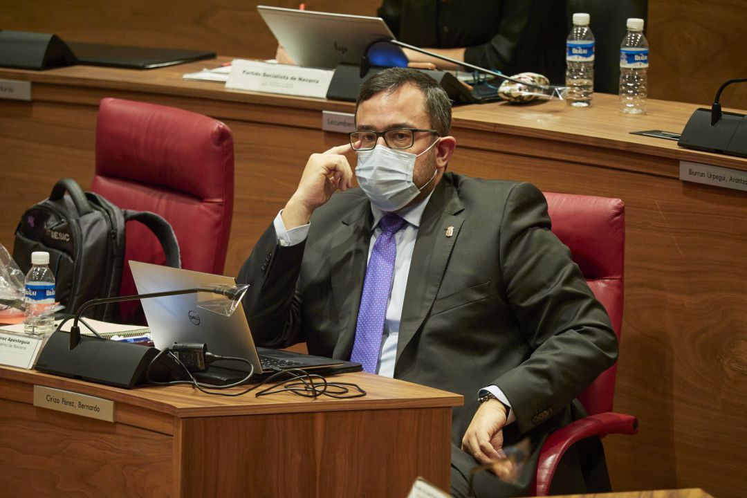 El vicepresidente primero del Gobierno de Navarra, Javier Remírez, en el pleno del Parlamento de Navarra. El vicepresidente primero del Gobierno de Navarra, Javier Remírez, en el pleno del Parlamento de Navarra.