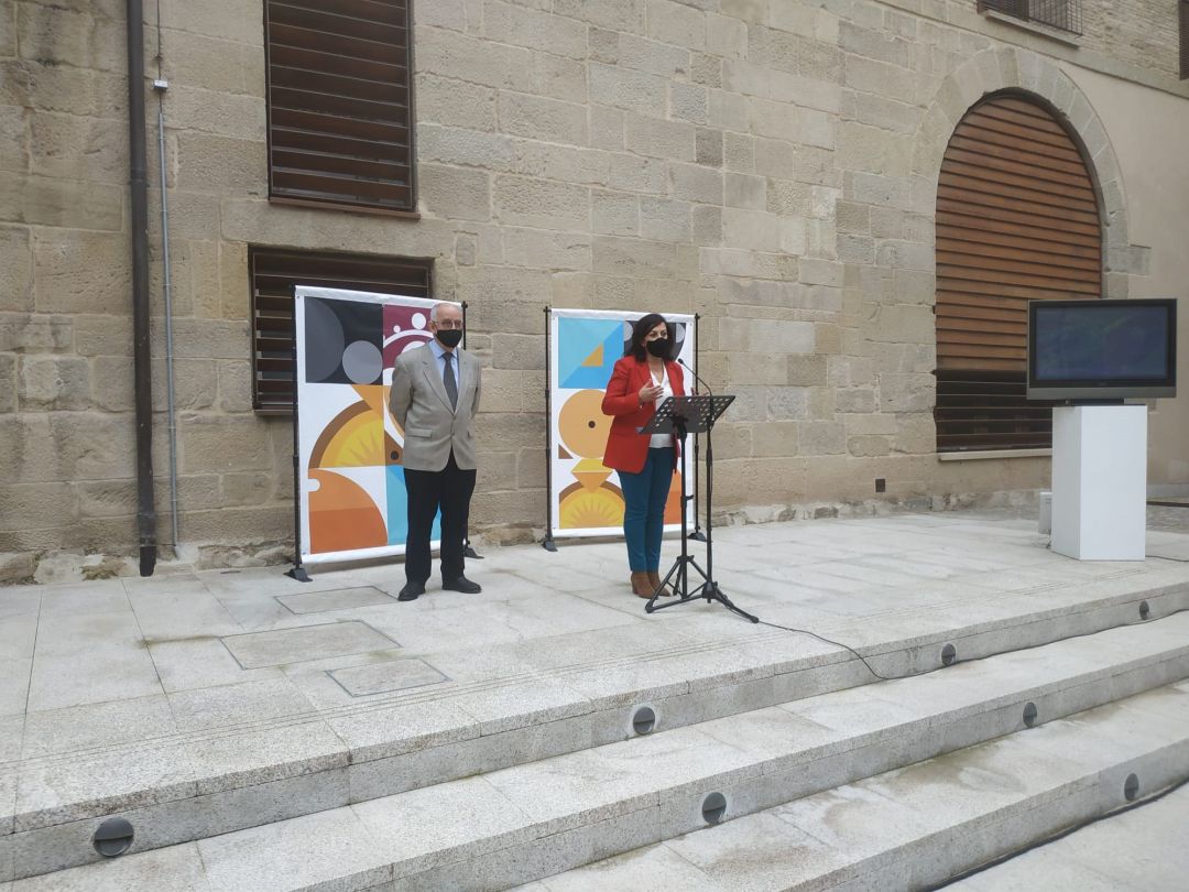 La presidenta del Gobierno de La Rioja, Concha Andreu, y el consejero de Cultura, Pedro Uruñuela
La presidenta del Gobierno de La Rioja, Concha Andreu, y el consejero de Cultura, Pedro Uruñuela