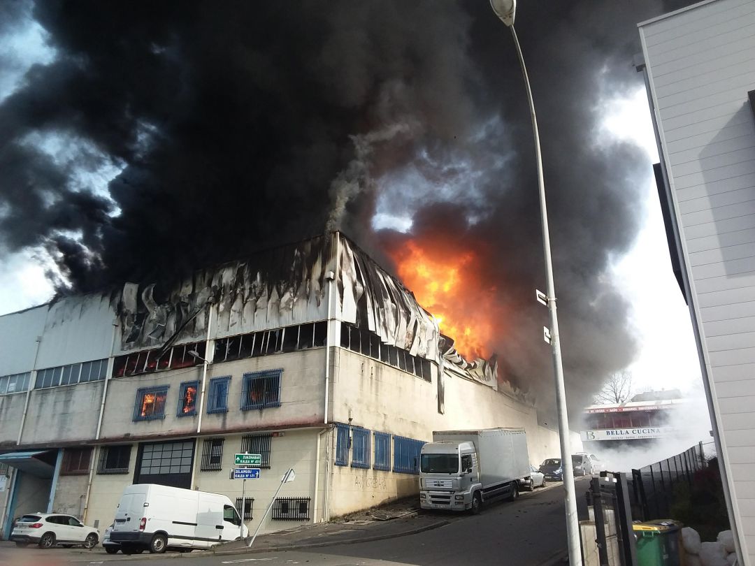 Imagen del incendio en el poligono Ugaldetxo de Oiartzun Imagen del incendio en el poligono Ugaldetxo de Oiartzun