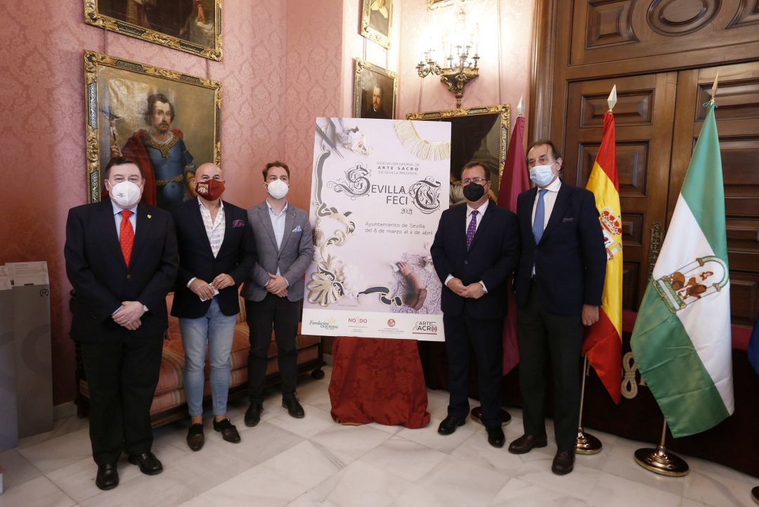 De izquierda a derecha, posando junto al cartel del 'Sevilla Fecit-21', José Roda, vicepresidente del Consejo de Cofradías; Francisco Carrera 'Paquili', presidente del Gremio de Arte Sacro; el pintor Rafael Laureano; Juan Carlos Cabrera, delegado municipal de Fiestas Mayores; y Manuel Ruiz, de Caja Rural del Sur De izquierda a derecha, posando junto al cartel del 'Sevilla Fecit-21', José Roda, vicepresidente del Consejo de Cofradías; Francisco Carrera 'Paquili', presidente del Gremio de Arte Sacro; el pintor Rafael Laureano; Juan Carlos Cabrera, delegado municipal de Fiestas Mayores; y Manuel Ruiz, de Caja Rural del Sur