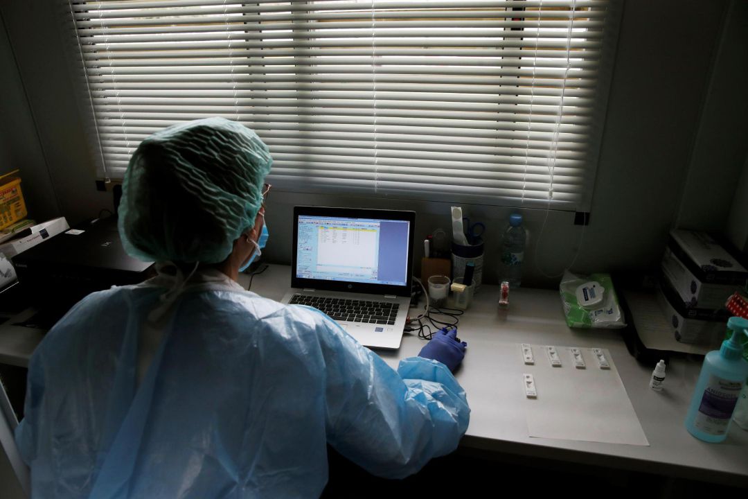 Una profesional sanitaria trabajando Una profesional sanitaria trabajando