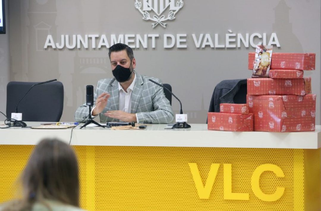 Carlos Galiana durante la presentación de la campaña para impulsar las compras en los comercios de la ciudad Carlos Galiana durante la presentación de la campaña para impulsar las compras en los comercios de la ciudad