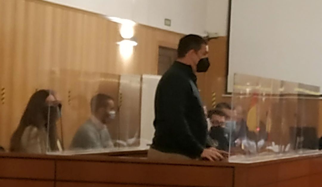 El militar, de pie, y resto de acusados durante una de las sesiones del juicio en la Audiencia de Valladolid. El militar, de pie, y resto de acusados durante una de las sesiones del juicio en la Audiencia de Valladolid.