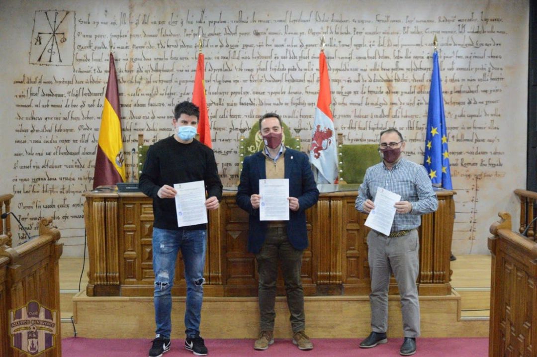 El pte del At. Benavente, junto con el alcalde y el concejal de deportes de Benavente El pte del At. Benavente, junto con el alcalde y el concejal de deportes de Benavente