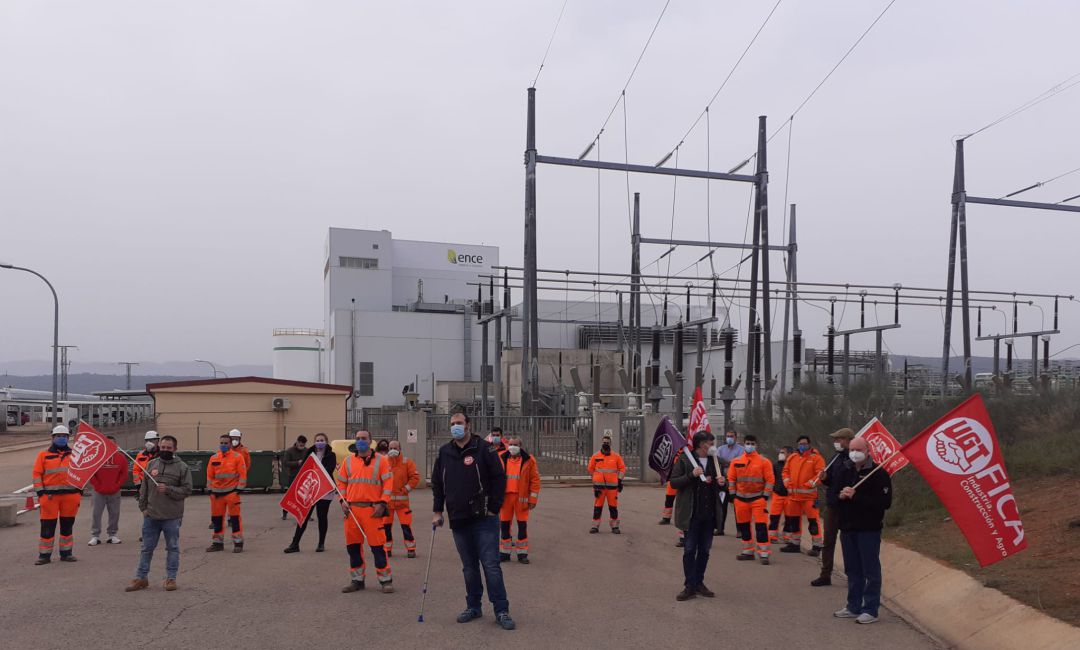 Concentración a las puertas de la central Q-Energy que opera Abengoa en Puertollano Concentración a las puertas de la central Q-Energy que opera Abengoa en Puertollano