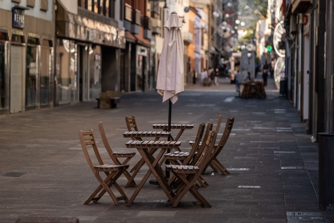 Una terraza vacía. Una terraza vacía.