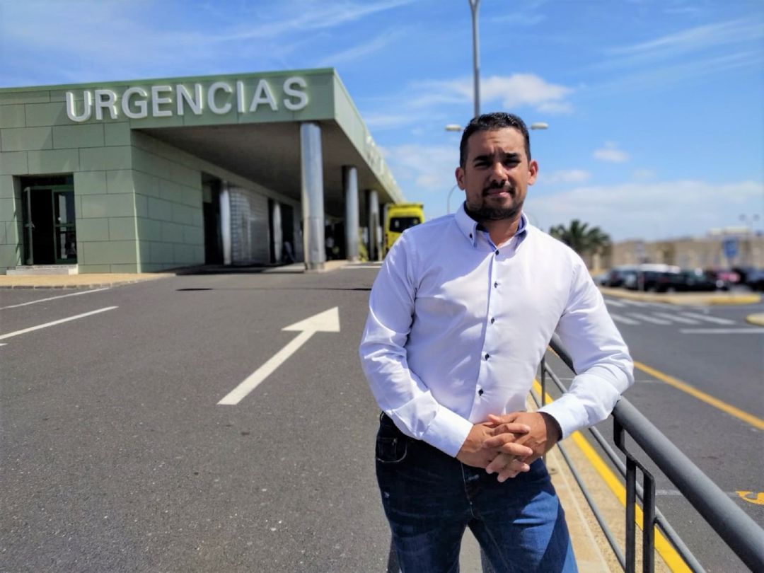 Yoné Caraballo, enfermero del Servicio de Urgencias en el Hospital Doctor José Molina Orosa. Yoné Caraballo, enfermero del Servicio de Urgencias en el Hospital Doctor José Molina Orosa.